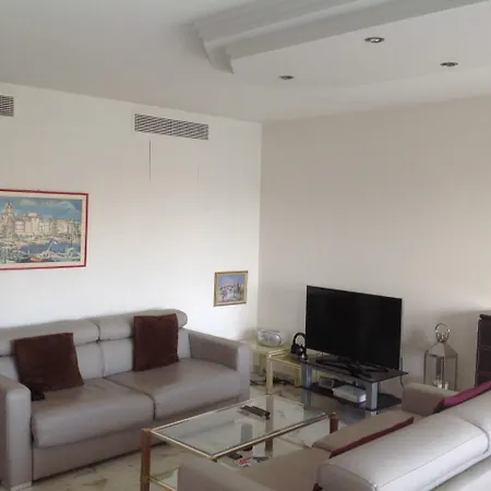 Homestay 20 Avenue De Madrid